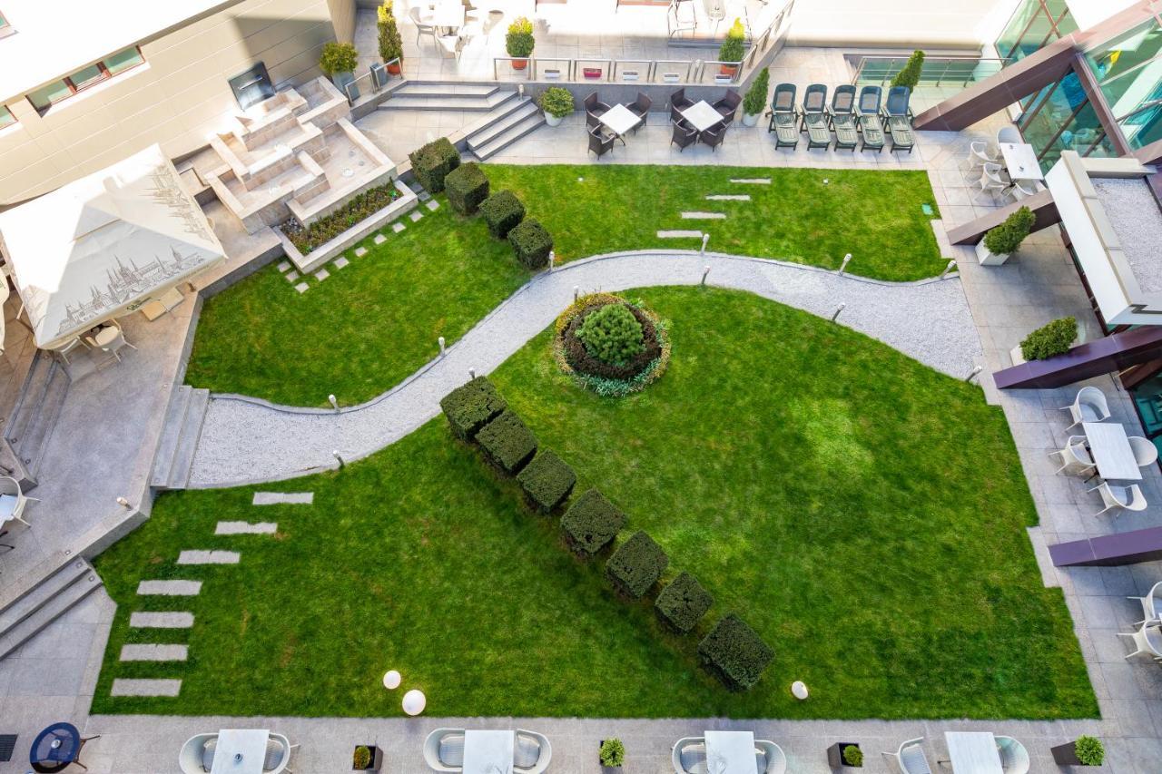 Spa Hotel Persenk Devin Exterior photo The courtyard of the hotel