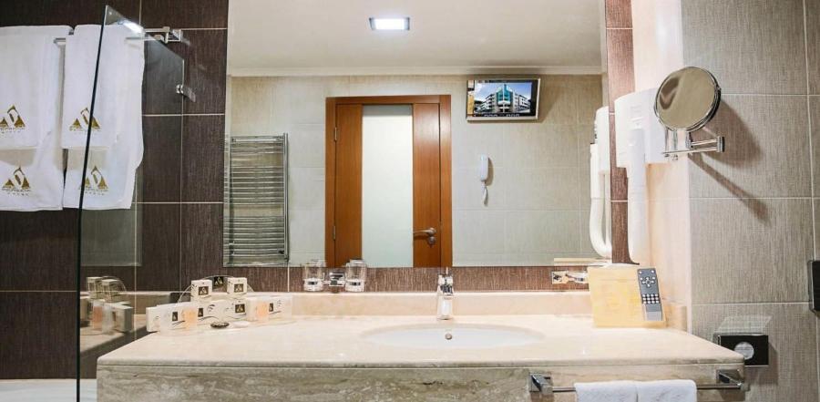 Spa Hotel Persenk Devin Room photo Bathroom mirror