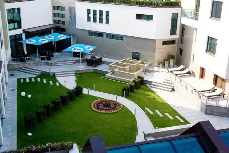 Spa Hotel Persenk Devin Exterior photo The hotel's courtyard