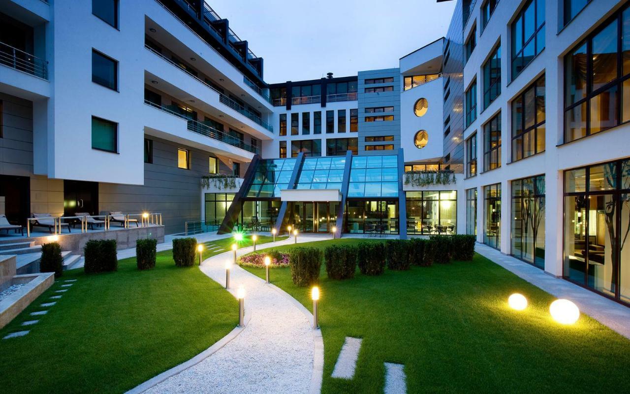 Spa Hotel Persenk Devin Exterior photo The hotel's courtyard